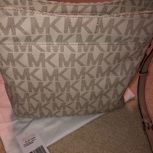 Michael Kors Jet Set Large Messenger - Picture 3 of 4